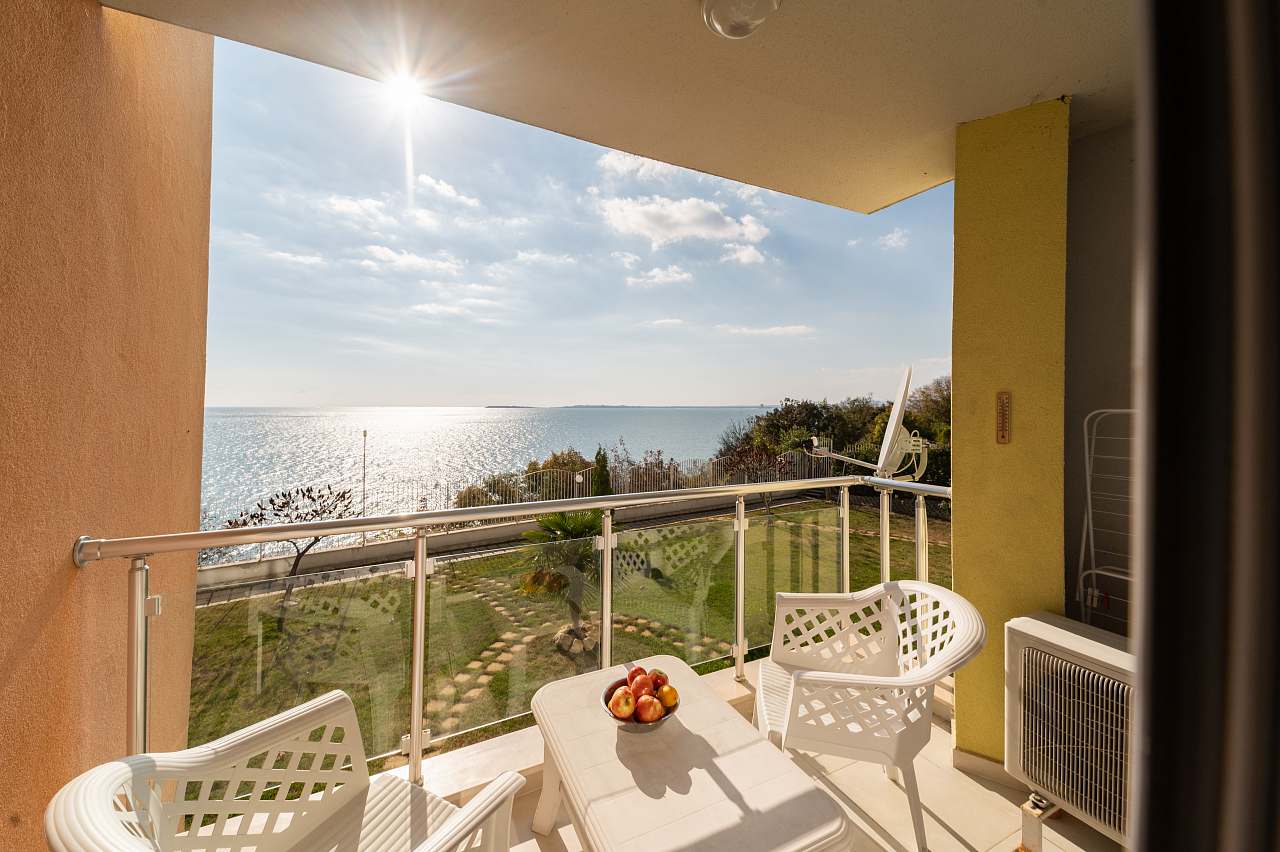 ALEX BEACH - 