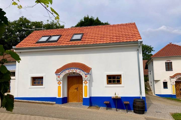 Pod vinohradem - vinné sklepy & apartm - Mutěnice